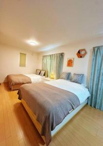 New Private Villa in Central Osaka with Free Parking, Over 100 Square Meters, Spacious Living Room, 35 Square Meter Master Bedroom, 18 Minute Walk to Namba