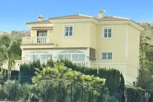 6 Bedroom Luxury Villa, Jacuzzi & heated pool 18 guests - Mutxamel