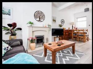 Cosy 2 bedroom home sleeps 5 St Helens, Liverpool contractors welcome