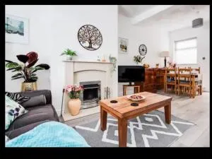 Cosy 2 bedroom home sleeps 5 St Helens, Liverpool contractors welcome - Cronton
