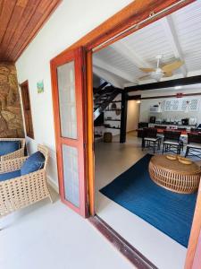 Casa em condomínio fechado com estrutura completa