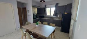 Gianni & Sophia airport house