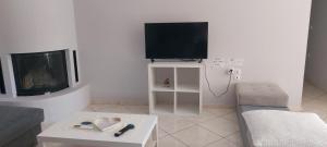 Gianni & Sophia airport house