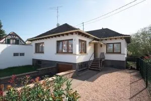 Maison Chaleureuse avec parking gratuit sur place - 伊斯术