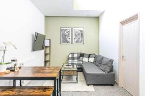 Contemporary Upnor House with Free Parking by Prescott Apartments