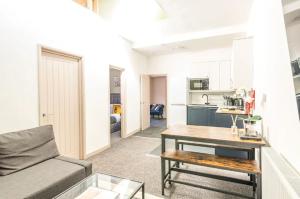 Contemporary Upnor House with Free Parking by Prescott Apartments