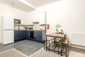 Contemporary Upnor House with Free Parking by Prescott Apartments