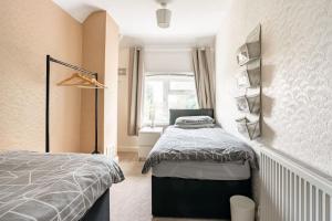 Contractors - M6 J10, 4 bdrs- 8 beds Free Parking, Super Wifi, 4 nights Min