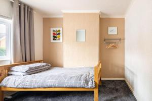 Contractors - M6 J10, 4 bdrs- 8 beds Free Parking, Super Wifi, 4 nights Min