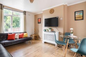 Contractors - M6 J10, 4 bdrs- 8 beds Free Parking, Super Wifi, 4 nights Min
