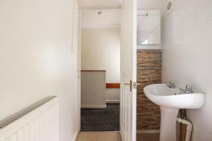 Contractors - M6 J10, 4 bdrs- 8 beds Free Parking, Super Wifi, 4 nights Min