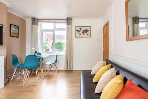 Contractors - M6 J10, 4 bdrs- 8 beds Free Parking, Super Wifi, 4 nights Min