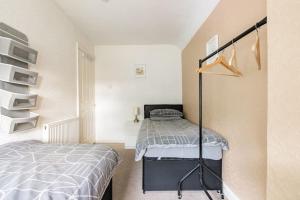 Contractors - M6 J10, 4 bdrs- 8 beds Free Parking, Super Wifi, 4 nights Min
