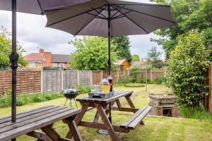 Contractors - M6 J10, 4 bdrs- 8 beds Free Parking, Super Wifi, 4 nights Min