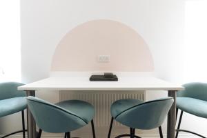 Luxury Breakfast at Tiffanys with FREE PARKING by Prescott Apartments