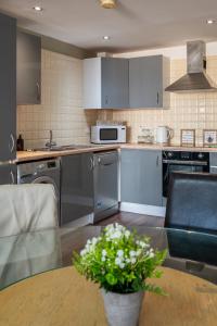 Movie House Executive Suite - Secure Free Parking