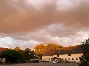 Ruhiges Wohlfühlzimmer auf dem Pferdehof Gut Greppin - mit Kochnische, WLAN & kostenlosem Parken - Bobbau