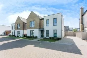 Beautiful 4BH with Study - 8' walk to Lake- Ideal for Contractors, Business and Family! - Woolstone