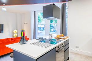 Modern Silverstone with FREE PARKING by Prescott Apartments