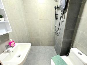 Neu Suites Junior Suite By Serenity Homes Next to Gleneagles & LRT