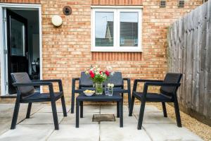 Progressive House 5 Bedrooms Inc Study with Sofabed, Garden, Smart TV in Every Bedroom FREE Parking
