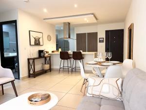 CR MARIPOSA RENTALS SANTA ANA RIVERPARK 2 BR, 2BH, Pool, Gym, WALK EVERYWHERE