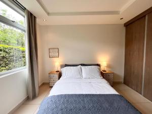 CR MARIPOSA RENTALS SANTA ANA RIVERPARK 2 BR, 2BH, Pool, Gym, WALK EVERYWHERE