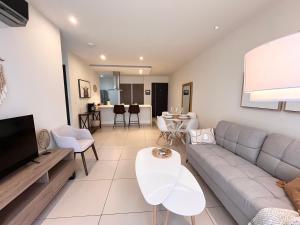 CR MARIPOSA RENTALS SANTA ANA RIVERPARK 2 BR, 2BH, Pool, Gym, WALK EVERYWHERE