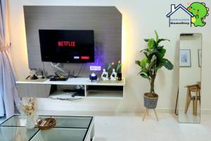 Setia Sky88 2BR balcony pool view by Gdragon Homestay