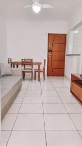 Apê com Churrasqueira na varanda a 400m da praia da Aviação