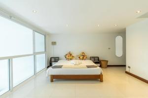 Patong 180-degree stunning sea view modern 4-bedroom villa sleeps 10 private pool stunning sunset BBQ