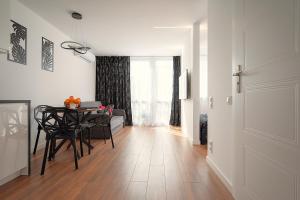 City Center Grzybowska, next to Warsaws Business District, Metro ONZ & Westin Hotel by WarsawSkyLine Apartments