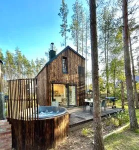 Domek w lesie z jacuzzi, sauną i kominkiem - drewno w cenie pobytu - nad jeziorem Kaszuby - Grzybowski Młyn