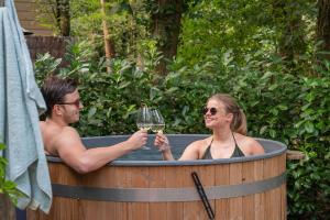 Wild Flower Wellness met privé Sauna en Hottub in prachtige tuin met overkapping