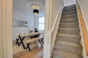 Stay With Alexandra 2 Free Parking - high speed Free Wifi close to stadiums