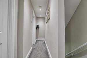 Spacious 5-Bedroom Home in Colchester, Work & Contractor Friendly