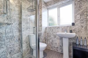 Spacious 5-Bedroom Home in Colchester, Work & Contractor Friendly