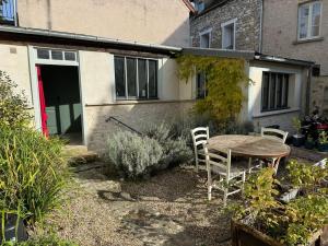Petite maison indépendante avec parking