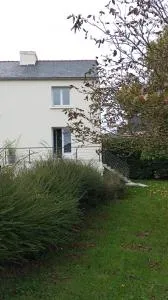 Petite maison avec jardin - Quéménéven