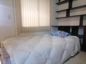 Cuarto con cuarto de baño y terraza