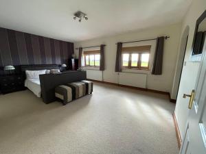 Spacious Home, 6 large bedrooms, full sky package, sleeps 14