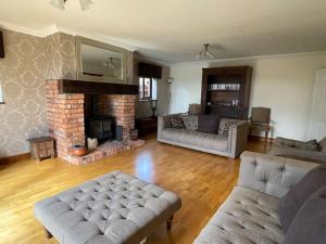 Spacious Home, 6 large bedrooms, full sky package, sleeps 14