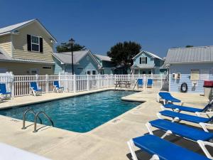 Comfortable 2-BR Cottage, 2 Blocks To Beach
