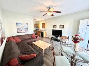 Comfortable 2-BR Cottage, 2 Blocks To Beach