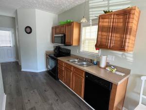 Comfortable 2-BR Cottage, 2 Blocks To Beach
