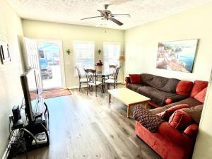 Comfortable 2-BR Cottage, 2 Blocks To Beach