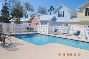 Comfortable 2-BR Cottage, 2 Blocks To Beach