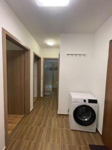 Zeenat Apartment with Balcony and Parking