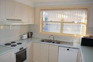 Ocean Shores 7 South West Rocks - Bring you own linen.