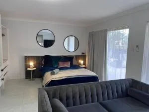 Sophisticated Spacious Self Contained Studio - Birkdale